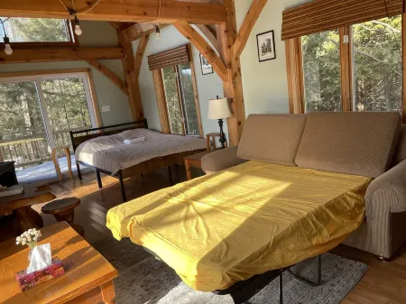 Cozy Timberwood cottage on 75 acres of privacy. Отели в г. Грей Хайлендс