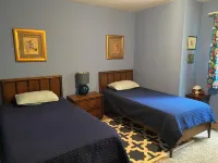 Charming 3-bedroom cottage with AC in marvelous Saugatuck close to trails