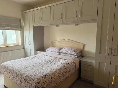 Comfortable Modern Spacious 2 Bed Apartment with Sea Views.  호텔