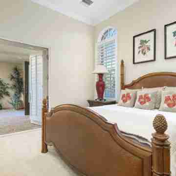 Luxury Hideaway Mediterranean 5bed/4.5BA home w/pool, jacuzzi and amazing views! Rooms