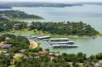 3800sf Lake Front Home, Hot Tub, Next to Boat Ramp and Park, Centrally Located! - 4성급