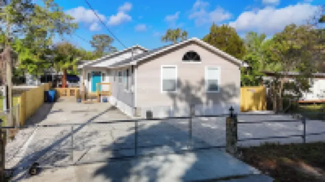 Charming home right off the main river. short paddle to hospital hole.