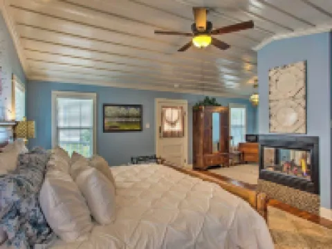 Adorable French Country Cottage Getaway - King Bed, Tub, Fireplace, Bikes Hotels in Jefferson