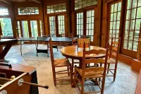 ROUNDHOUSE in the trees, deck, grill, fireplace, creek, dog Friendly, game room