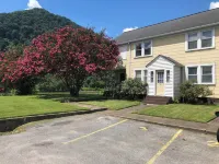 “The Mountain View” is a welcoming apartment with AC in charming Boomer by river
