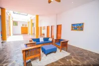 Casa Corselli [Beachfront Home - great surf break] Hôtels à : Aposentillo