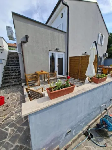 Newly built and decorated cute studio with a terrace overlooking the garden.