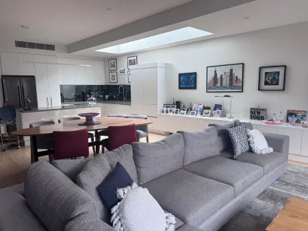 Quiet home within minutes to all the action. Отели рядом с достопримечательностью «Граттан Гарденс»