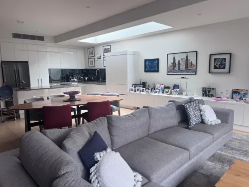 Quiet home within minutes to all the action. Hotels in Prahran