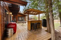 [Riverfront Lodge] ~ Downtown Bellaire ~ Private Dock Available ~ Walk to town! - 2-Star