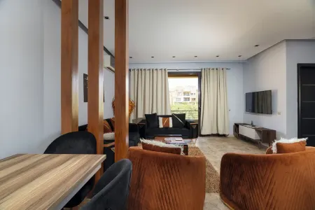 2-bedroom apartment with AC, WiFi in casa compound-sheikh zayed Отели рядом с достопримечательностью «St.Samual Church - El Sheikh Zayed City»