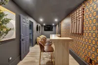 5 BD Charming Home in Gaylord Sleeps 16 Indoor Pool Hot Tub Game Room Hotel di Dover Township