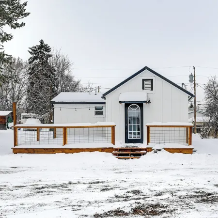 1 Mi to Main Street Polson: Updated Home w/ Deck!