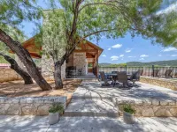 Ringers Lodge   Spacious 6-bedroom house on the River in charming Concan Hotels in Concan