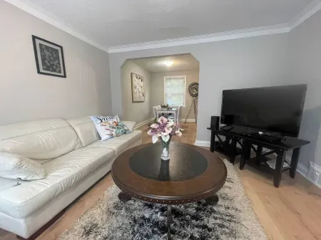 3-bedroom Home with huge backyard in Yonge. 15 minutes to Finch Subway Отели рядом с достопримечательностью «Блэк Крик Пайонир Виллидж»