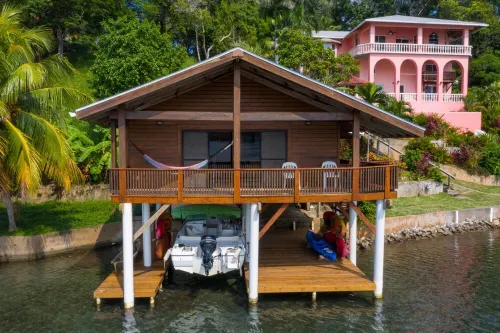 Waterfront 1 Bedroom Boat House, South Shore - Kayak, Snorkel, Dive, Pool, Wi-fi