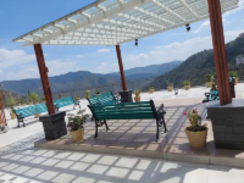 HOP stays Shimla - Luxury 2BHK {Free Parking + Lift + Caretaker + Terrace + Pet}