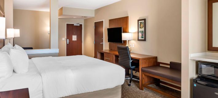 Comfort Inn & Suites Hotels in Oakland County