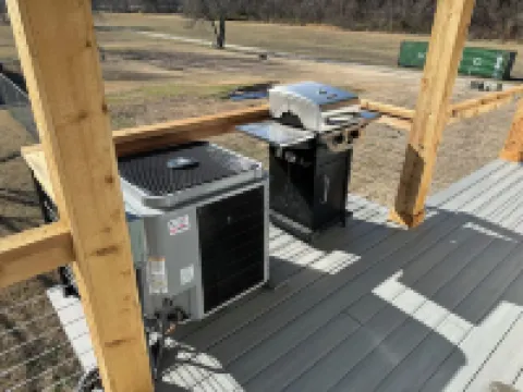 RIVERFRONT  NEW 4-bedroom house with WiFi and AC in Calico Rock Hotels in Izard County