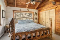 Cabin in the Woods! Pet Friendly, Private Hot Tub, Close to Breckenridge