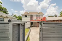 Juniper Cottage 2Br Guesthouse with Balcony Near Downtown Houston