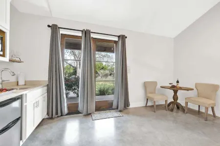 Schubert Inn Suite A with Pool-Grill - 2Blks to Main