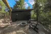 Cozy Luxury Cabin w/ Hot Tub, Fireplace, King Bed Hotels in Newry