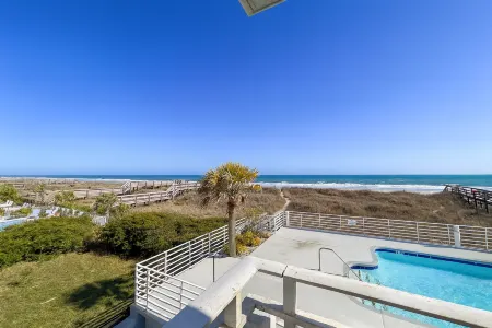 Spacious Oceanfront Balcony and Pool Access - Stunning Family Retreat Отели в г. Север Миртл Бич