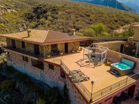 Casa Magma in Adeje With 2 Bedrooms and 1 Bathrooms Отели рядом с достопримечательностью «Playa del Veril»