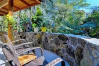 Jungle view bedroom with private entrance,outdoor private Bali style bathroom Imiloa夏威夷天文中心附近的飯店