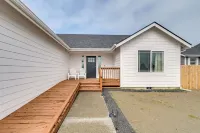 Ocean Shores Home w/ Game Room - Walk to Beaches! - Parkplatz