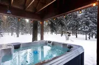 Whitefish Outpost Cozy Cabin. 3 miles from town!