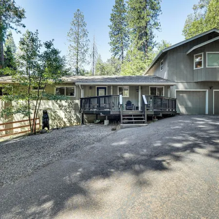Arnold Family Cabin w/ Hot Tub, Arcade & Deck