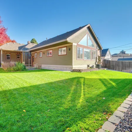 Charming Getaway, Walk to Windsor Lake and Downtown!