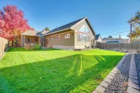 Charming Getaway, Walk to Windsor Lake and Downtown!
