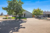 Carlton Crush Pad ~ Where Your Wine Country Getaway Comes to Life Hotels in Carlton