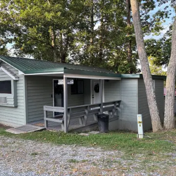 Whispering Pines - a Charming 2-bedroom cabin with WiFi, AC in serene Pipestem