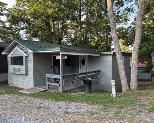 Whispering Pines - a Charming 2-bedroom cabin with WiFi, AC in serene Pipestem Hotels in Summers County