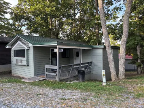 Whispering Pines - a Charming 2-bedroom cabin with WiFi, AC in serene Pipestem
