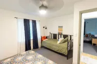 Cozy Cottage, 3 mins from EVV, fenced yard Hotel a Vanderburgh County