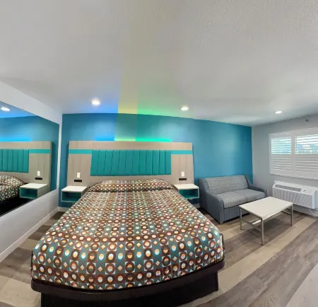 Royale Inn Motel Отели рядом с достопримечательностью «Университет Запад»