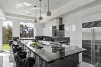 럭셔리 LA 겟어웨이, 수영장, 전망 및 게임룸 있음, 알타 비스타 에스테이트 바이 아반트스테이