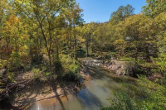 Classic Romantic Creek View D/T Cottage~ Walk to Town & at ~Relax on the Porch