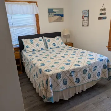 Kitty Hawk Corner Cottage 2 Blocks from the Beach! Pet Friendly!