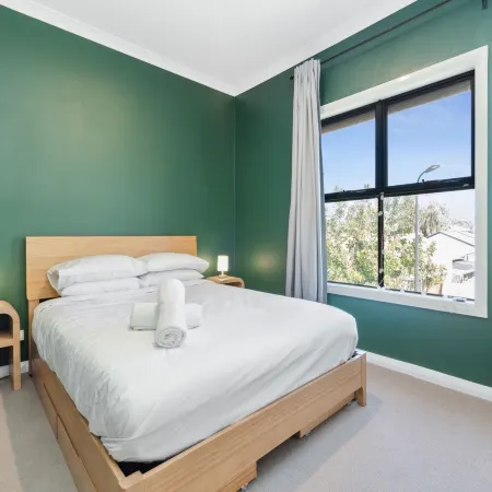 Bright 2-Bed Townhouse with Balcony & Garage