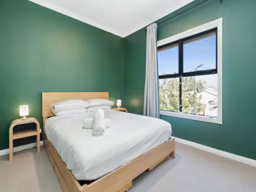 Bright 2-Bed Townhouse with Balcony & Garage