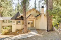1 Mi to Lift! Olympic Valley Chalet w/ Hot Tub - Balcony