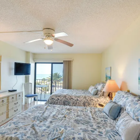 Coastal Condo w/ Balcony: Walk to Madeira Beach!