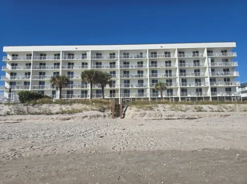 Oceanfront  2 bedroom/2-bathroom Condo in Indian Harbour Beach Club Unit 107 印度港口海灘酒店