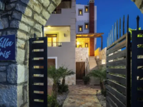 Villa Aris: A Serene Experience, 3BRs, Pool & BBQ Hotels in Stavromenos